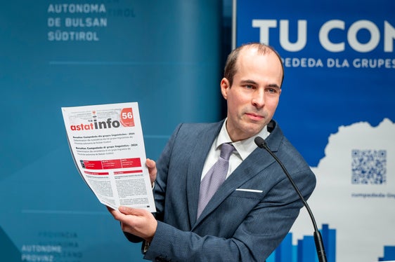 Timon Gärtner, Direktor des ASTAT, erläutert das Landesstatistikprogramm. (Foto: LPA/Fabio Brucculeri)
