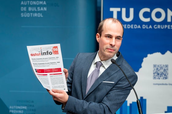 Timon Gärtner, Direktor des ASTAT, erläutert das Landesstatistikprogramm. (Foto: LPA/Fabio Brucculeri)