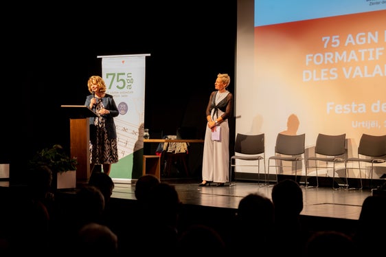 Edith Ploner (a sinistra), direttrice del Dipartimento Istruzione, Formazione e Cultura Ladina con la moderatrice dell'evento Ilke Senoner. Focus su cambiamenti sociali ed ecologici (Foto: ASP/Manuela Tessaro)