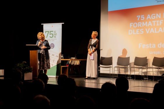Edith Ploner (a sinistra), direttrice del Dipartimento Istruzione, Formazione e Cultura Ladina con la moderatrice dell'evento Ilke Senoner. Focus su cambiamenti sociali ed ecologici (Foto: ASP/Manuela Tessaro)