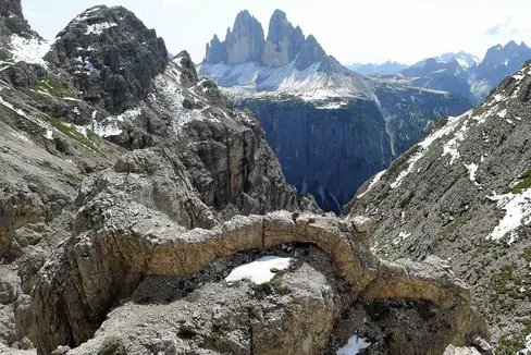 Die Plattform für Kulturerbe und Kulturproduktion der Fakultät für Design und Künste der Freien Universität Bozen fördert die interdisziplinäre Diskussion zu Fragen der Definition und Praxis von Kulturerbe als Kulturproduktion. Im Bild: Erhaltene Strukturen aus dem Ersten Weltkrieg in den Sextener Dolomiten, Richtung Drei Zinnen. (Foto: Waltraud Kofler Engl/www.culturalheritage.unibz.it)