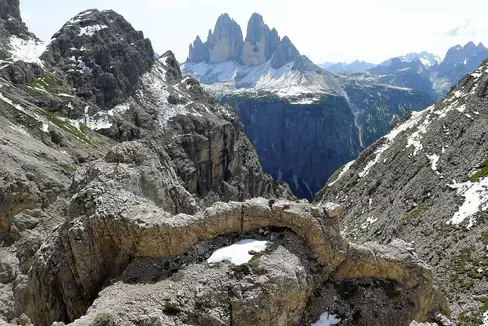 Die Plattform für Kulturerbe und Kulturproduktion der Fakultät für Design und Künste der Freien Universität Bozen fördert die interdisziplinäre Diskussion zu Fragen der Definition und Praxis von Kulturerbe als Kulturproduktion. Im Bild: Erhaltene Strukturen aus dem Ersten Weltkrieg in den Sextener Dolomiten, Richtung Drei Zinnen. (Foto: Waltraud Kofler Engl/www.culturalheritage.unibz.it)