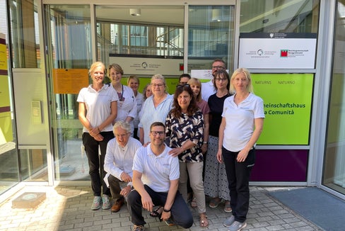 Das Team des Gemeinschaftshauses Naturns (im Bild) ist seit 29. Mai im Einsatz. Im Gemeinschaftshaus arbeiten Gesundheits- und Sozialdienste zusammen. Ein Ambulatorium für kleine Dringlichkeiten bietet schnelle Hilfe. (Foto: LPA/Sabes)