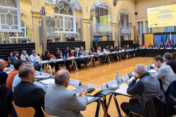 Der Begleitausschuss des Europäischen Sozialfonds ESF hat im Beisein von LH Kompatscher in Bozen getagt. (Foto: LPA/Fabio Brucculeri)