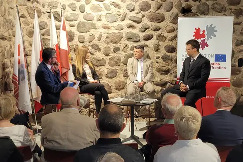 Lukas Pichler, Gerhard Mangott, Natalya Ostapova e il moderatore Patrick Rina (da destra a sinistra) hanno discusso della guerra in Ucraina (Foto: Euregio/Armin Gluderer)