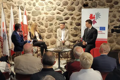 Lukas Pichler, Gerhard Mangott, Natalya Ostapova e il moderatore Patrick Rina (da destra a sinistra) hanno discusso della guerra in Ucraina (Foto: Euregio/Armin Gluderer)
