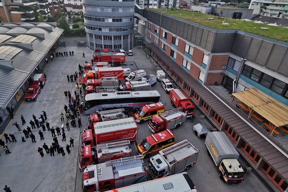 Der Hilfszug aus Hessen heute früh im Hof der Bozner Berufsfeuerwehr, Ort des Ausruhens und Auftankens vor dem Einsatz bei der Waldbrandbekämpfung in Griechenland. (Foto: Agentur für Bevölkerungsschutz/Berufsfeuerwehr)