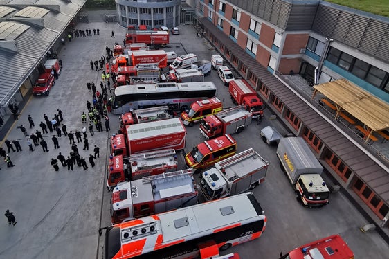 Der Hilfszug aus Hessen heute früh im Hof der Bozner Berufsfeuerwehr, Ort des Ausruhens und Auftankens vor dem Einsatz bei der Waldbrandbekämpfung in Griechenland. (Foto: Agentur für Bevölkerungsschutz/Berufsfeuerwehr)