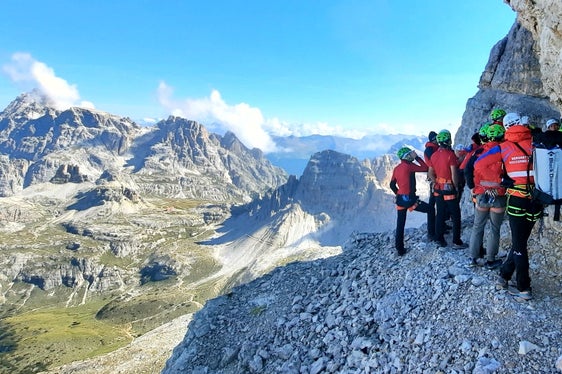 In der neuesten Ausgabe der Tiroler Fachzeitschrift analyse:berg können zum ersten Mal auch die alpinen Unfallzahlen von Südtirol nachgelesen werden; im Bild Mitglieder des Bergrettungsdienstes im AVS und der Südtiroler Berg- und Höhlenrettung CNSAS bei einer gemeinsamen Übung. (Foto: LPA/Landeswarnzentrum)
