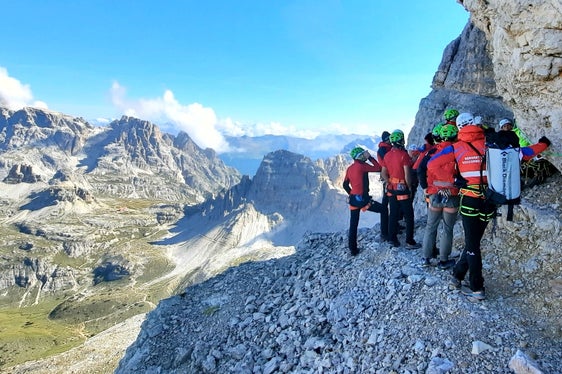 Nell'ultimo numero della rivista specializzata tirolese analyse:berg, per la prima volta vi sono anche i dati sugli incidenti in montagna in Alto Adige. Nella foto i membri del Soccorso alpino dell'AVS e del Soccorso alpino e speleologico dell'Alto Adige CNSAS durante un'esercitazione congiunta (Foto: ASP/ Centro funzionale dell’Agenzia per la Protezione civile)