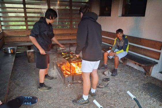 Selbst ist die Gruppe: Am Abend bereiteten die Jugendlichen ihr Essen in Kleingruppen am offenen Feuer selbst zu. (Foto: Fachschule Laimburg)
