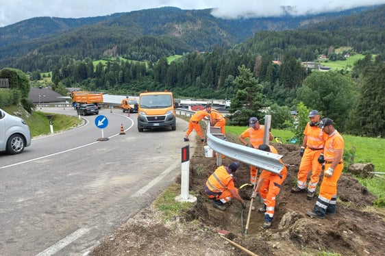 Auch kleinere Eingriffe sorgen für mehr Sicherheit: Dieser Tage wurde eine beschädigte Leitplanke auf der Landesstraße Richtung Gsies in der Gemeinde Welsberg-Taisten ersetzt. (Foto: LPA/Straßendienst Pustertal)
