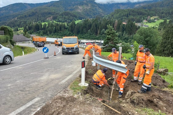 Anche gli interventi più piccoli garantiscono maggiore sicurezza: di recente è stato sostituito un guardrail danneggiato sulla strada provinciale per Casies nel Comune di Monguelfo-Tesido (Foto: ASP/Servizio strade Val Pusteria)