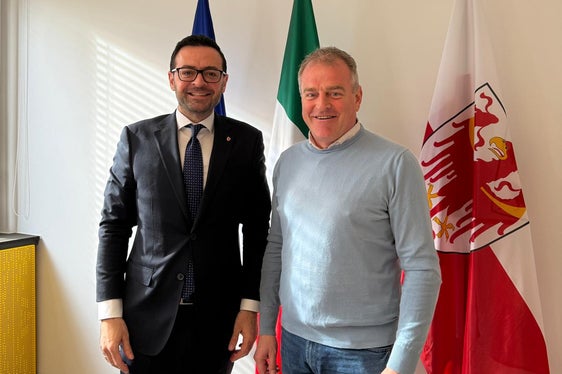 Durante l'incontro con l'assessore provinciale Marco Galateo, il presidente dell'Unione provinciale dei maestri professionali Horst Pichler ha parlato, tra le altre cose, dell'importanza del collegamento tra economia e mondo scolastico. (Foto: USP)