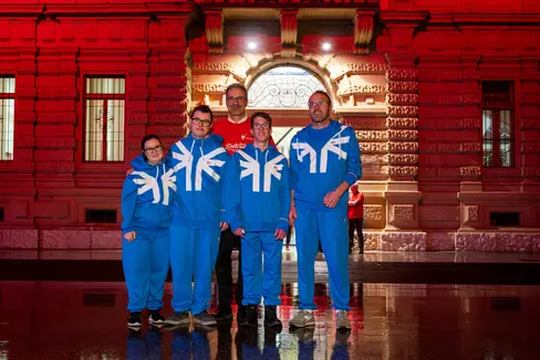 Un sogno che diventa realtà. Una ragazza e tre ragazzi altoatesini rappresenteranno l’Alto Adige ai Giochi Mondiali Invernali Special Olympics a Torino. Nella foto (da sinistra) Martina Zambarda, Laurin Schedereit, il presidente della Provincia, Arno Kompatscher, Peter Schroffenegger e Georg Verginer, davanti Palazzo Widman illuminato di rosso. (Foto: USP/Silvia Obwexer)