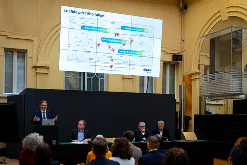 Il presidente Arno Kompatscher ha parlato stamane (11 marzo) ai rappresentanti dei Comuni dei Digi-points in occasione di un incontro informativo. Presenti, inoltre, (da sinistra) il direttore della Ripartizione Informatica Josef Thomas Hofer, il presidente del Consorzio dei comuni Andreas Schatzer e il direttore generale della Provincia Alexander Steiner (Foto:ASP/Fabio Brucculeri)