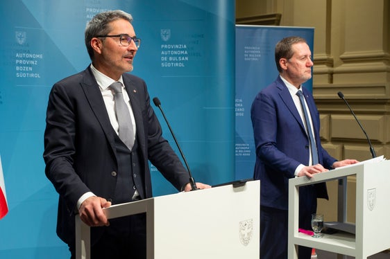 Landeshauptmann Kompatscher und Landesrat Bessone bei der Pressekonferenz im Anschluss an die Regierungssitzung (Foto: LPA/Fabio Brucculeri)