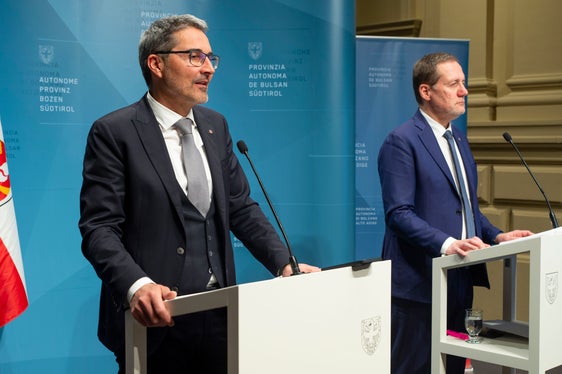 Il presidente Kompatscher e l'assessore Bessone alla conferenza stampa che ha fatto seguito alla seduta della Giunta provinciale (Foto: ASP/Fabio Brucculeri)