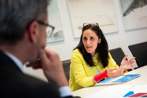 Volksanwältin Veronika Meyer stellte Landeshauptmann Arno Kompatscher ihren Jahresbericht vor. (Foto: LPA/Fabio Brucculeri)