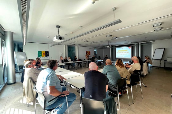 All'incontro a Palazzo 12, a Bolzano, Verena Egger dell'Ufficio Persone con disabilità, ha presentato i dati sull'integrazione lavorativa e l'occupazione delle persone con disabilità in Alto Adige (Foto: USP/Carmen Kollmann)