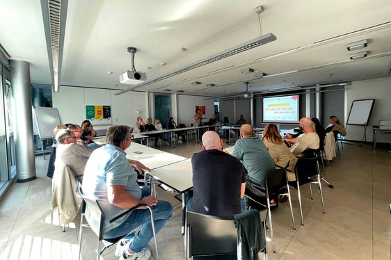 Beim Treffen in Landhaus 12 stellte Verena Egger, Mitarbeiterin des Amtes für Menschen mit Behinderungen, Daten und Fakten zur Arbeitseingliederung und Arbeitsbeschäftigung von Menschen mit Behinderungen vor. (Foto: LPA/Carmen Kollmann)