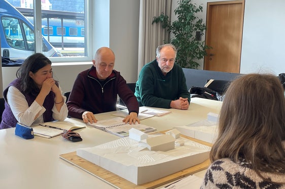 Der Landesbeirat für Baukultur und Landschaft sensibilisiert für ortsgerechtes Bauen sowie für Weiterbauen am Bestand: Im Bild die Beiratsmitglieder (von links) Carla Lo, Conradin Clavout und Ramun Capaul bei der Begutachtung eines Bauvorhabens. (Foto: LPA/Martina Pecher)