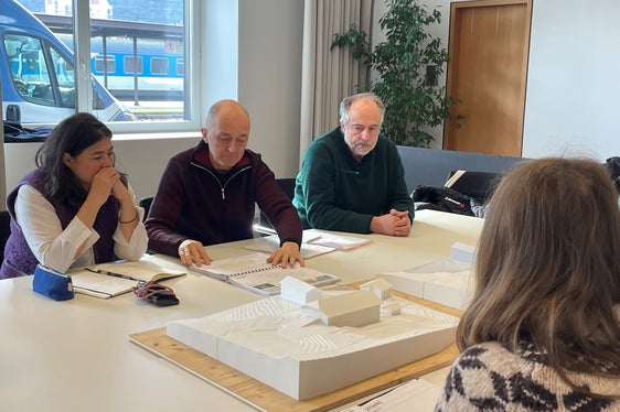 Il Comitato provinciale per la cultura edilizia e il paesaggio sensibilizza le persone ad un'edilizia adeguata al luogo e alla valorizzazione degli edifici esistenti: nella foto i membri del Comitato (da sinistra) Carla Lo, Conradin Clavout e Ramun Capaul valutano un progetto edilizio. (Foto: USP/Martina Pecher)