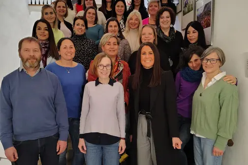 Absolventinnen der Kursfolge Interne Evaluation im Kindergarten (in alphabetischer Reihenfolge) bei der Abschlussveranstaltung am 7. Februar: Verena Agethle, Cornelia Brugger, Evi Brugger, Andrea Elzenbaumer, Sabine Giuntini, Barbara Gstrein, Sybille Hasler, Karin Klammer, Claudia Kompatscher, Elisabeth Maria Krennmayr, Kathrine Leitner, Dolores Moser, Karin Oberleiter, Martha Perger, Renate Rauter, Marialuisa Rinner, Silvia Thaler, Andrea Anita Tribus, Barbara Unterhofer, Anita Unterweger, Margit Wiedmer, Christine Zippl (im Bild fehlt Krimhild Pöhl) (Foto: LPA/Pädagogische Abteilung der Deutschen Bildungsdirektion/Nikolina Polic)