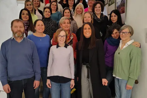 Absolventinnen der Kursfolge Interne Evaluation im Kindergarten (in alphabetischer Reihenfolge) bei der Abschlussveranstaltung am 7. Februar: Verena Agethle, Cornelia Brugger, Evi Brugger, Andrea Elzenbaumer, Sabine Giuntini, Barbara Gstrein, Sybille Hasler, Karin Klammer, Claudia Kompatscher, Elisabeth Maria Krennmayr, Kathrine Leitner, Dolores Moser, Karin Oberleiter, Martha Perger, Renate Rauter, Marialuisa Rinner, Silvia Thaler, Andrea Anita Tribus, Barbara Unterhofer, Anita Unterweger, Margit Wiedmer, Christine Zippl (im Bild fehlt Krimhild Pöhl) (Foto: LPA/Pädagogische Abteilung der Deutschen Bildungsdirektion/Nikolina Polic)