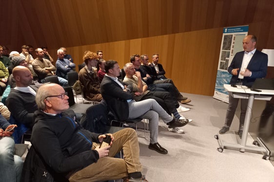 Philipp Walder, Direktor des Landesamtes für Wildbach- und Lawinenverbauung Nord, stellte bisherige und geplante Maßnahmen zum Flussraum-Management vor. (Foto: LPA/Margit Piok)