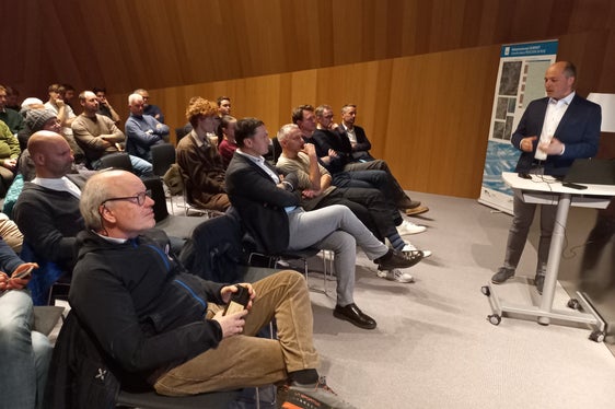 Philipp Walder, Direktor des Landesamtes für Wildbach- und Lawinenverbauung Nord, stellte bisherige und geplante Maßnahmen zum Flussraum-Management vor. (Foto: LPA/Margit Piok)