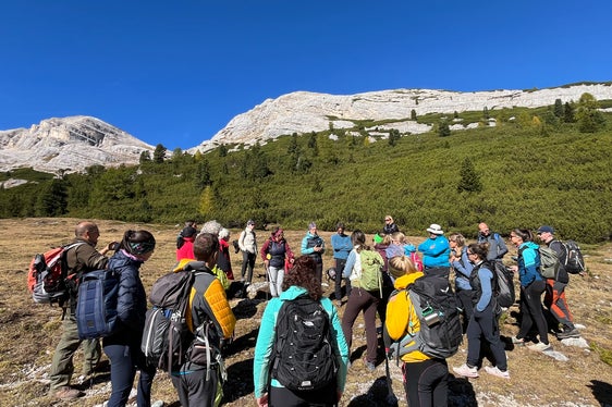 Rund 30 Teilnehmerinnen und Teilnehmer informierten sich über die Besonderheiten des Naturparks Fanes-Sennes-Prags und die aktuellen Herausforderungen im Dolomiten Unesco Welterbegebiet. (Foto: LPA/Landesamt für Geologie und Baustoffprüfung)