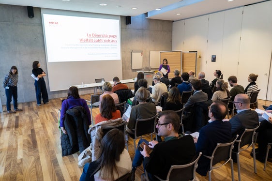 Il tema della diversità sul posto di lavoro al centro di un workshop organizzato presso l'Eurac di Bolzano. Analizzati i risultati di uno studio del Servizio di coordinamento per l’integrazione (Foto: Annelie Bortolotti, Eurac)