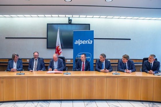 In Anwesenheit der Landesräte Hubert Messner (1.v.l.) und Peter Brunner (1.v.r.) unterzeichnete Helmuth Schwarz (3.v.l.), Vizedirektor der Landesagentur für Umwelt und Klimaschutz, heute mit zunächst mit Alperia und dann mit dem Südtiroler Sanitätsbetrieb die Abkommen zur Bereitstellung unentgeltlicher Energie. (Foto: LPA/Greta Stuefer)