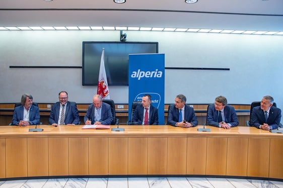 In Anwesenheit der Landesräte Hubert Messner (1.v.l.) und Peter Brunner (1.v.r.) unterzeichnete Helmuth Schwarz (3.v.l.), Vizedirektor der Landesagentur für Umwelt und Klimaschutz, heute mit zunächst mit Alperia und dann mit dem Südtiroler Sanitätsbetrieb die Abkommen zur Bereitstellung unentgeltlicher Energie. (Foto: LPA/Greta Stuefer)