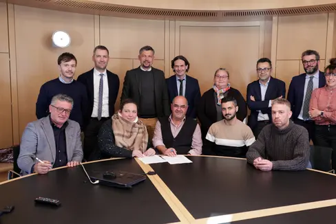 Am 27. November wurde eine Vereinbarung unterzeichnet, mit der die Erhöhung der Löhne des SASA-Personals zugesichert wurde (im Bild): Martin Vallazza der Direktor der Abteilung Infrastrukturen und Mobilität (Zweiter von links in der hinteren Reihe), Landesrat Daniel Alfreider (Drittero), der SASA-Generaldirektor Ruggero Rossi de Mio (Vierter von links in der hinteren Reihe), SASA-Präsidentin Astrid Kofler (Zweite von links in der vorderen Reihe) und die Vertreter der Gewerkschaften. (Foto: LPA/Ingo Dejaco)