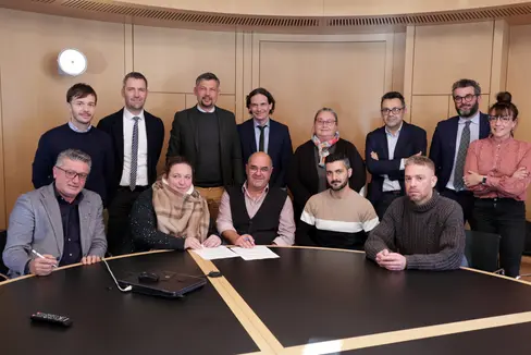 Grazie alla collaborazione costruttiva tra la Provincia autonoma di Bolzano, SASA SpA e le parti sociali firmatarie, è stato possibile ottenere un ulteriore miglioramento delle retribuzioni per il personale di SASA. Nella foto, il direttore del Dipartimento Infrastrutture e Mobilità Martin Vallazza (secondo da sinistra nella fila dietro), l'assessore provinciale Daniel Alfreider (terzo), il direttore generale di SASA SpA Ruggero Rossi de Mio (quarto da sinistra nella fila dietro), la rispettiva presidente Astrid Kofler (seconda da sinistra nella fila davanti) e le parti sociali. (Foto: USP/Ingo Dejaco)