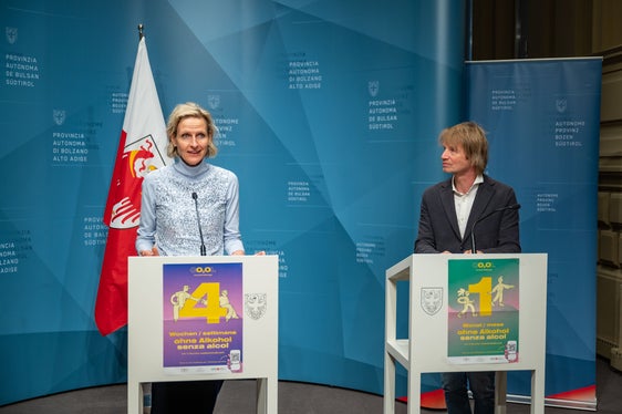 La domanda di “mocktails” (aperitivi analcolici) e “NoLo” (bevande senza e a basso contenuto alcolico) è in aumento ed è importante ampliare la gamma e mostrare che è possibile “divertirsi” senza alcol quando si esce, ha spiegato Bettina Schmid, responsabile di Gustelier & Gastro di HGV, alla conferenza stampa di presentazione della campagna di prevenzione dell'alcol. (Foto: USP/Greta Stuefer)