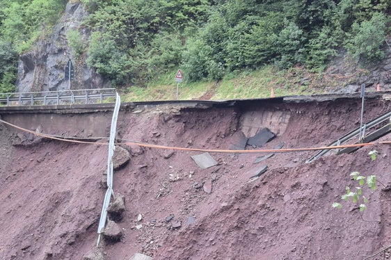 La foto ritrae dal basso lo stato della strada provinciale SP 98 in seguito ai danni provocati dal maltempo a fine giugno. (Foto: USP/Servizio strade della Provincia autonoma di Bolzano)