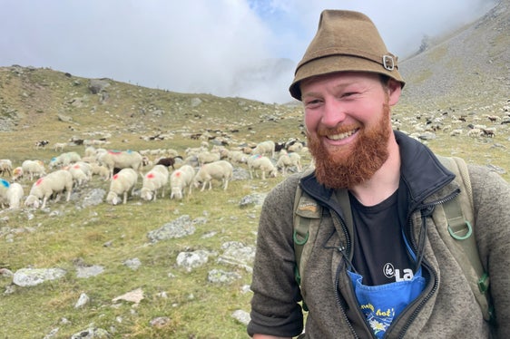 Il pastore Manuel Götsch ha trascorso i mesi estivi nella capanna dei pastori sulla Niedertalalm nella valle dell'Ötztal: “I cambiamenti strutturali e climatici comportano molte nuove sfide per la pastorizia itinerante”. (Foto: USP/Gnews)