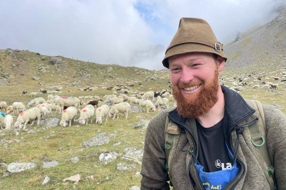 Il pastore Manuel Götsch ha trascorso i mesi estivi nella capanna dei pastori sulla Niedertalalm nella valle dell'Ötztal: “I cambiamenti strutturali e climatici comportano molte nuove sfide per la pastorizia itinerante”. (Foto: USP/Gnews)
