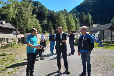 Sopralluogo ai cantieri idraulici in val di Vizze: (davanti da sx) il vicedirettore Ufficio sistemazione bacini montani Nord Philipp Walder, il sindaco Stefan Gufler, l'assessore Schuler, (dietro) Jan Kobald, il direttore dell'Agenzia Protezione civile Unterweger, il caposquadra Rungger (Foto: ASP/Maja Clara)