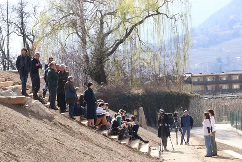 Bei der Projektvorstellung am 1. März (im Bild) zeigte sich der Damm am Mutbach an der Gemeindegrenze zwischen Meran und Algund noch recht kahl. Bei der offiziellen Eröffnung am 12. Juni kann die Gestaltung durch die Klasse 4C des Realgymnasiums Meran begutachtet werden. (Foto: LPA/Maja Clara)