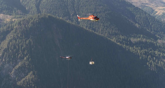 Hubschrauber aus Tirol und dem Trentino probten gemeinsam mit Bodeneinsatzkräften der drei Euregio-Länder über Anras in Osttirol (Foto: Feuerwehr Anras/Simon Kofler)