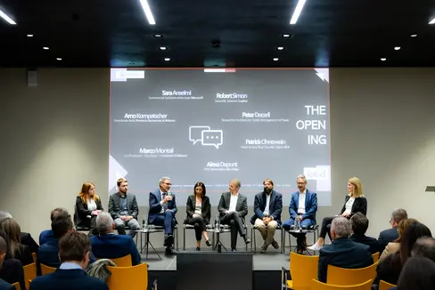 Nella foto, da sinistra: Alexia Dapunt (DPO di IAA), Peter Decarli (ricercatore dell'Istituto per il Public Management dell'Eurac), il presidente Arno Kompatscher, Sara Anselmi (commercial solutions area lead di Microsoft), Patrick Ohnewein (head of unit Tech Transfer Digital NOI), Marco Montali (professore dell'Università di Bolzano), Robert Simon (direttore scientifico di Euphur) e la direttrice dell'Agenzia di Stampa e Comunicazione della Provincia, Claudia Messner. (Foto: USP/Manuela Tessaro)
