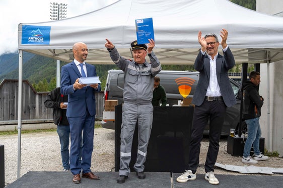 Il sindaco del Comune di Rasun Anterselva Thomas Schuster (nella foto a sinistra) e il presidente della Provincia Arno Kompatscher a destra) premiano un rappresentante dei vigili del fuoco volontari del Comune di Rasun Anterselva. (Foto: USP/Othmar Seehauser)