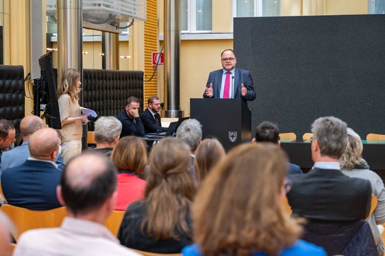 Eine Lanze für die EGA und die Einverständniserklärung brach der Generaldirektor des Südtiroler Sanitätsbetriebes, Christian Kofler: Gerade für die Prävention und als Unterstützung für das Gesundheitssystem ist die Telemedizin wichtig. (Foto: LPA/Greta Stuefer)