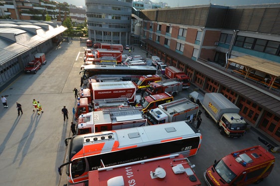 200 Hilfskräfte mit 35 Fahrzeugen haben heute Vormittag eine Ruhepause bei ihren Kameraden der Berufsfeuerwehr in Bozen eingelegt, bevor sie ihre Fahrt zu ihrem Einsatzort bei den Waldbränden in Griechenland fortsetzten. (Foto: Agentur für Bevölkerungsschutz/Berufsfeuerwehr)