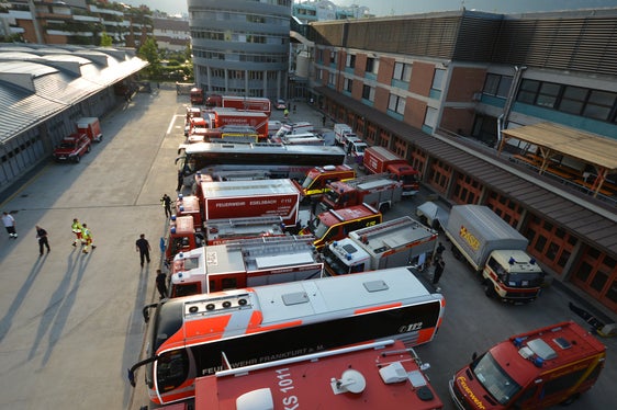 200 Hilfskräfte mit 35 Fahrzeugen haben heute Vormittag eine Ruhepause bei ihren Kameraden der Berufsfeuerwehr in Bozen eingelegt, bevor sie ihre Fahrt zu ihrem Einsatzort bei den Waldbränden in Griechenland fortsetzten. (Foto: Agentur für Bevölkerungsschutz/Berufsfeuerwehr)