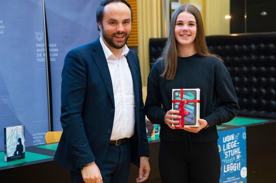 Für Ihr Video zum Buch Vergissmeinnicht wurde Stefanie Schiefer aus Schenna ausgezteichnet. (Foto: LPA/Fabio Brucculeri)